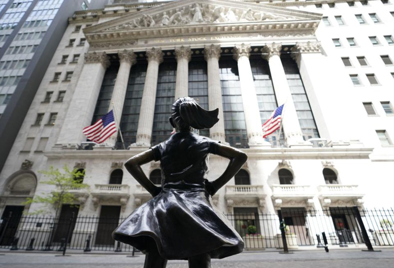 NY-EXCHANGE-WITH-GIRL-STATUE